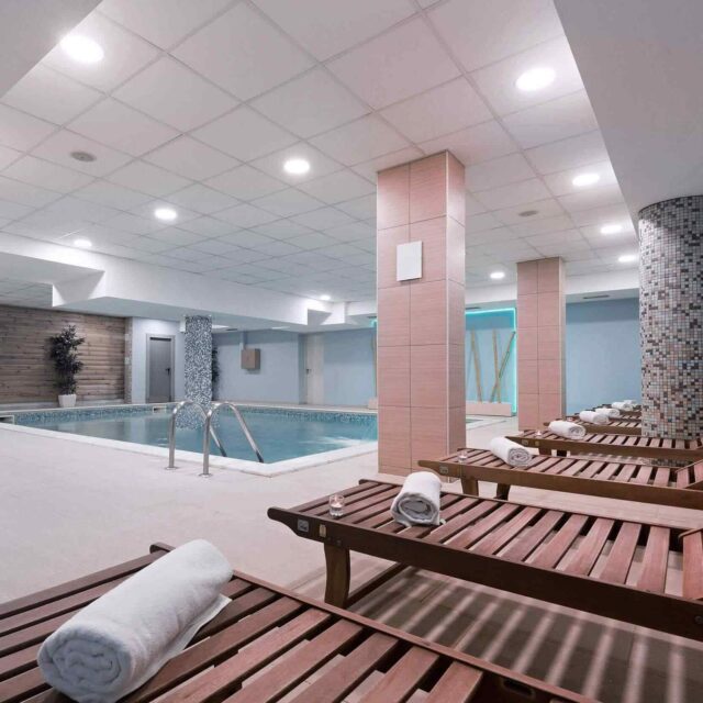 https://centre-epine.fr/wp-content/uploads/2018/10/pool-640x640.jpg