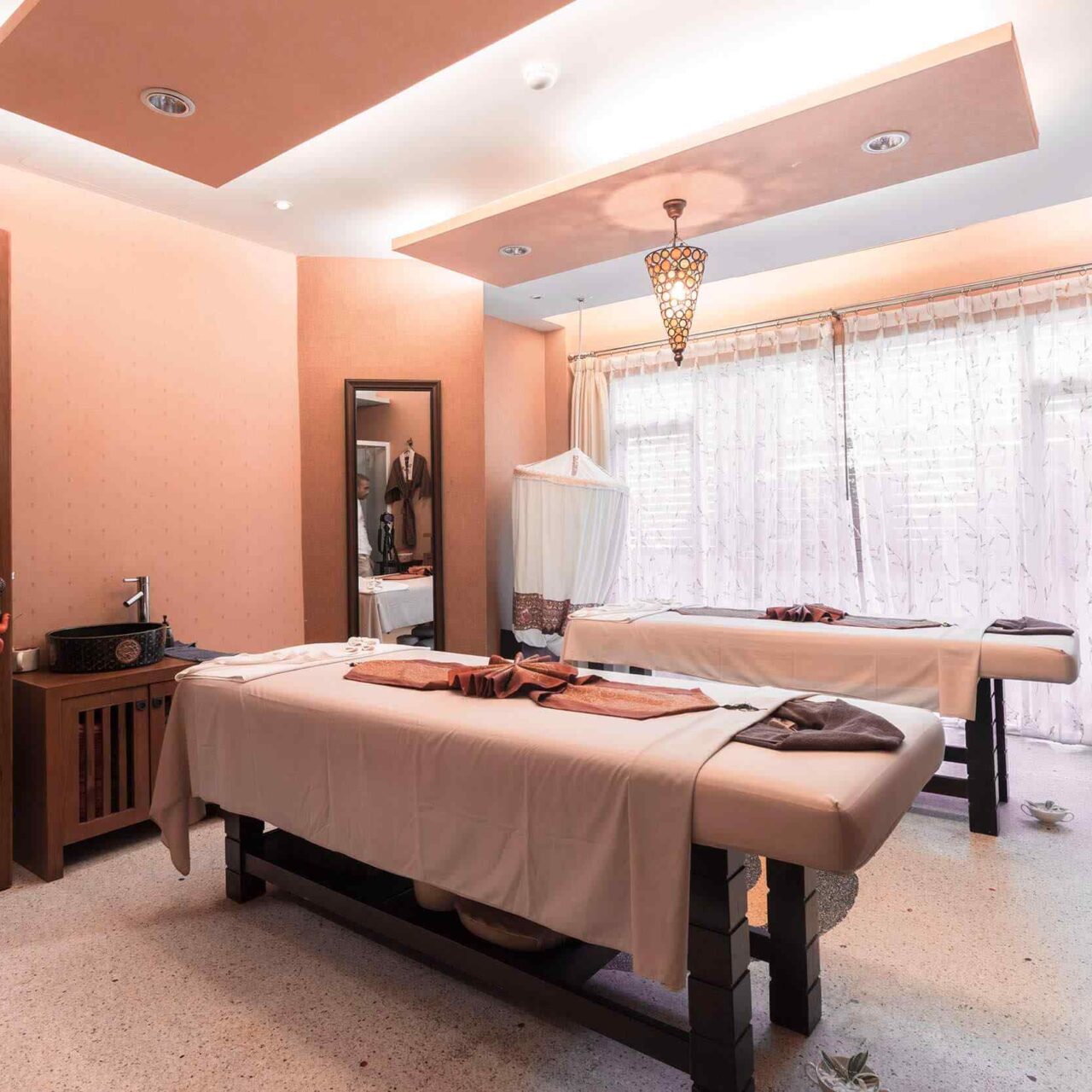 https://centre-epine.fr/wp-content/uploads/2018/10/spa-inside-bg-2-1280x1280.jpg