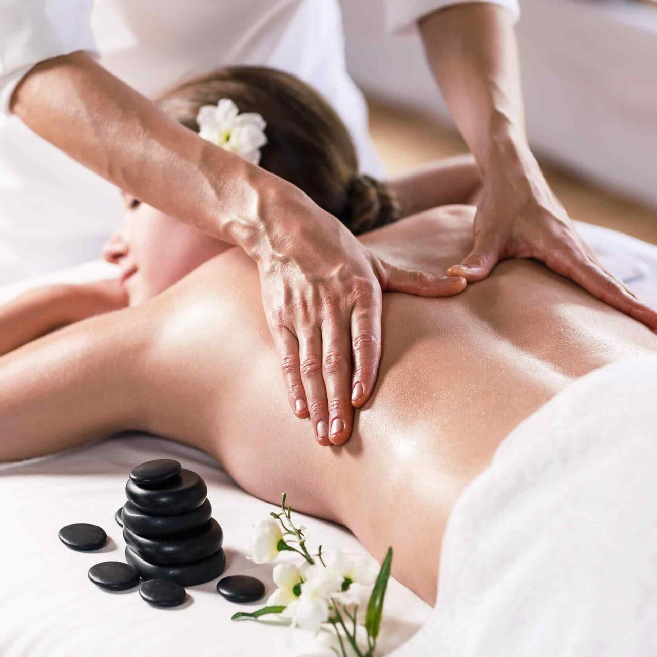 https://centre-epine.fr/wp-content/uploads/2018/10/spa-massage-17-1280x1280.jpg